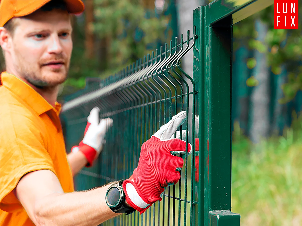 Najczęstsze błędy popełniane w trakcie instalacji ogrodzeń z paneli oraz siatki: Czego unikać?