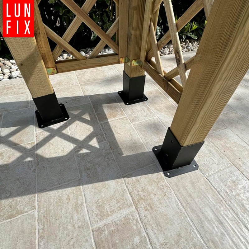 Podstawa słupa przykręcana "stopa" 120x120 mm ozdobna czarna