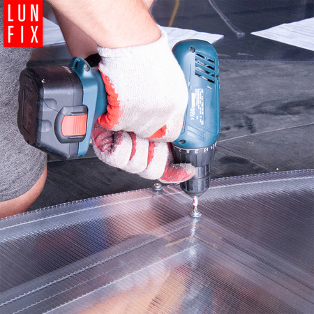 Usługa docięcia i mocowania poliwęglanu na fronty szklarni LUN FIX