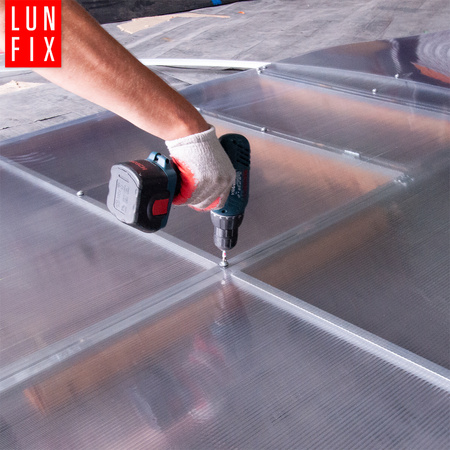 Usługa docięcia i mocowania poliwęglanu na fronty szklarni LUN FIX