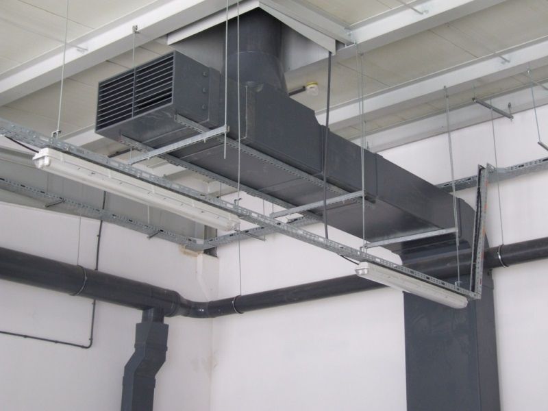 System wentylacyjny podwieszony na prętach gwintowanych w instalacji technicznej